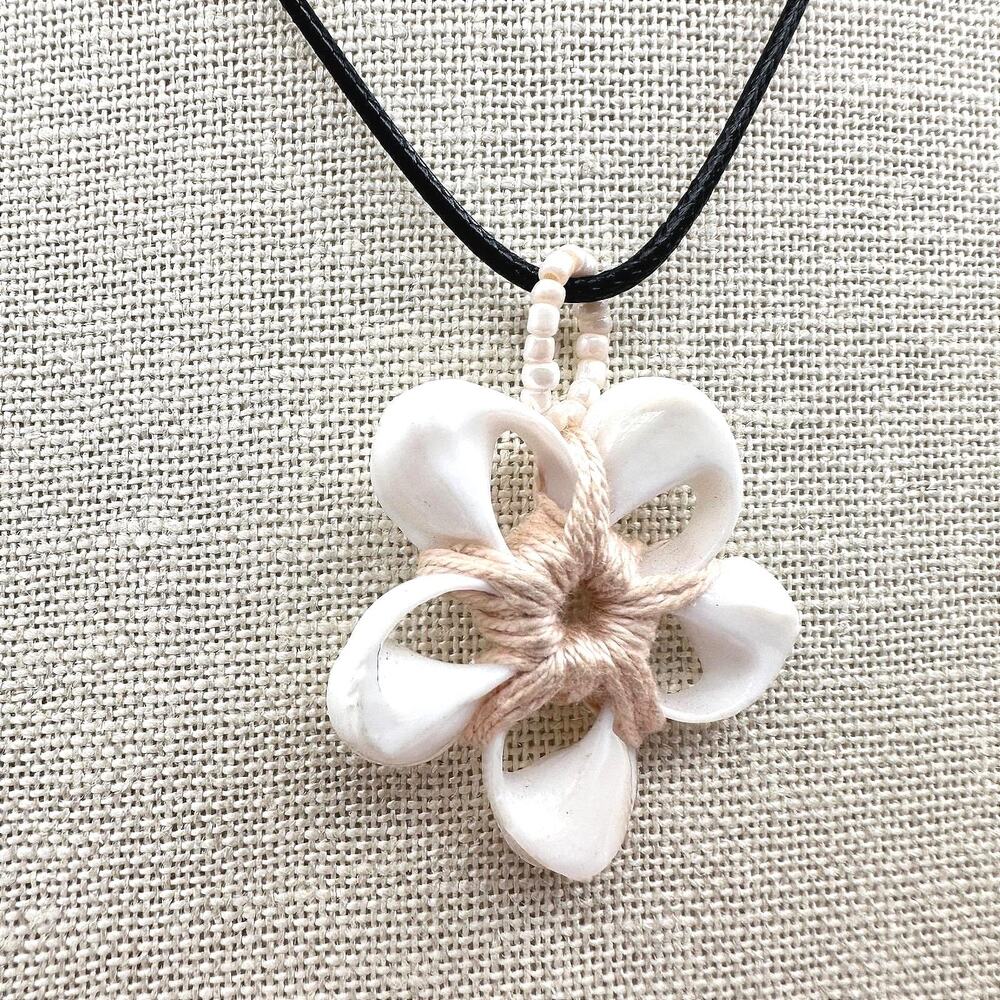 Vintage 90s White Shell Wrapped Flower Pendant Necklace Silver Tone Jewelry
